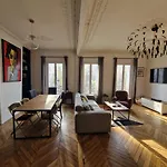 Parisian Nest 15 Min Adidas Arena & Montmartre